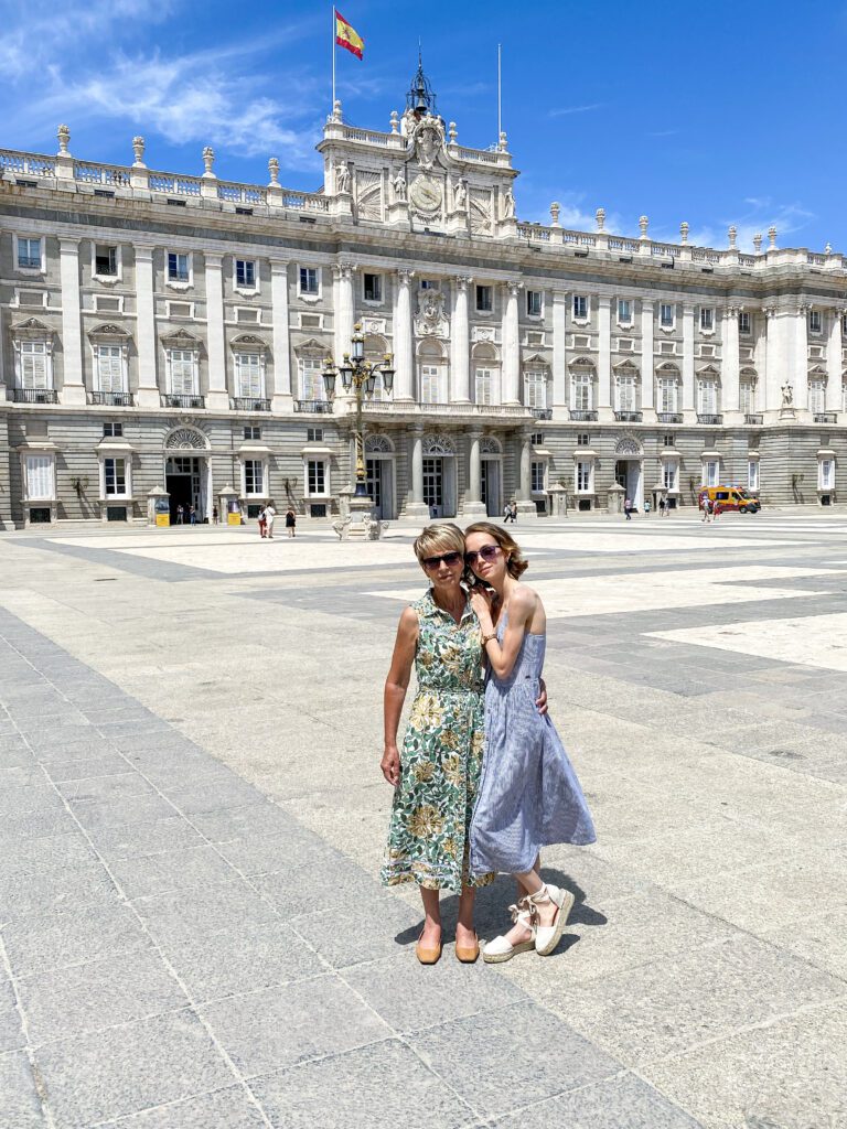 Mother & daughter outside the Royal Palace, Madrid